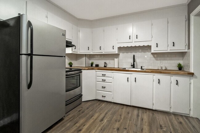 Building Photo - Spacious 3-Bed + Office Home in Slatington — Fresh Floors & Flexible Layout