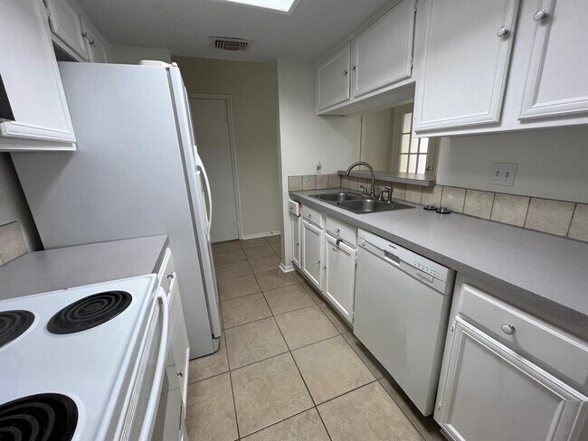 Building Photo - 3837 Tanglewilde St