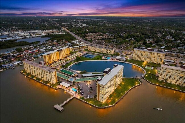 Building Photo - 4650 Cove Cir