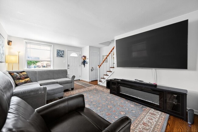 Building Photo - 3 Bedroom, 1 Bath Smart Fully Furnished To...