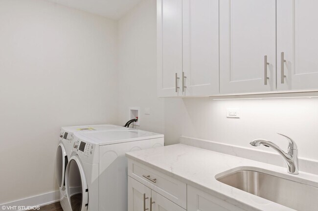 Building Photo - Condo Quality 3,400 SF Duplex Down in Roscoe Village, Pet Friendly Available August 1st