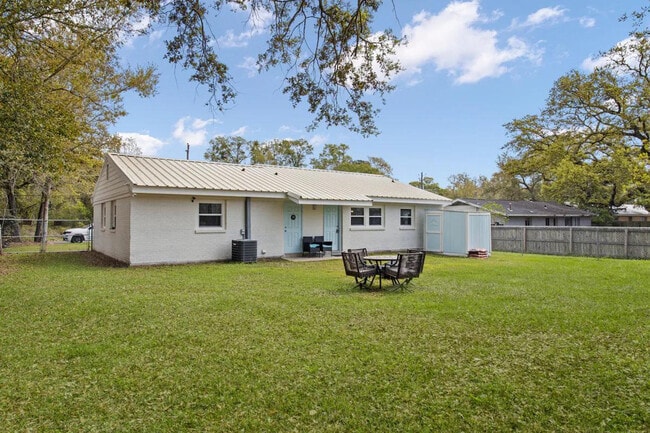 Building Photo - 805 Lewis Ave