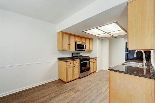 Building Photo - 10207 Rutland Village W