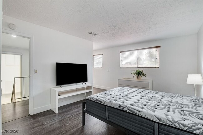 Building Photo - 945 Vegas Valley Dr