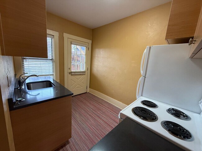 Building Photo - Historic Downtown Bend 1 Bed/1 Bath - Harriman Street