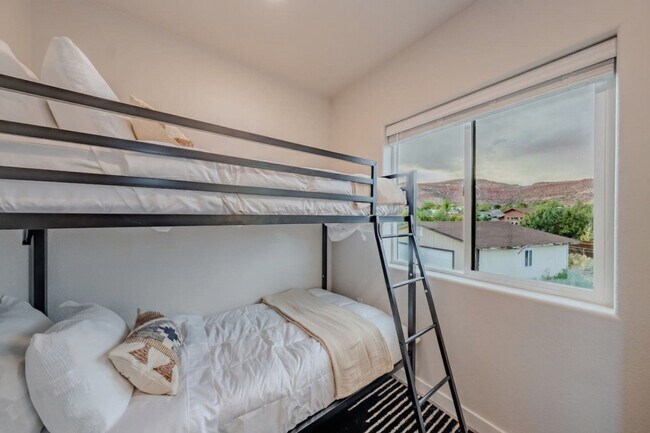 Building Photo - 736 W Rider Dr