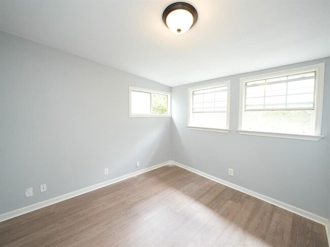 Building Photo - 625 Waugh Way