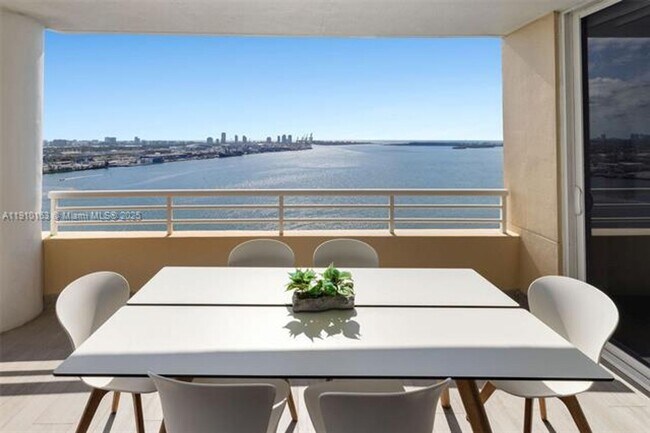 Building Photo - 808 Brickell Key Dr