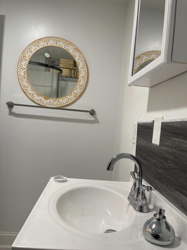 Building Photo - 416 Topeka Ave