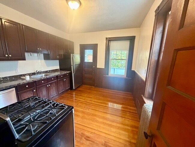 Building Photo - 807 Centre St