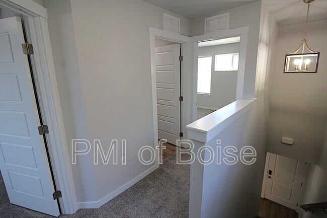 Building Photo - 960 S Nautilus Ave