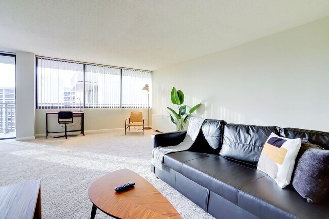 Building Photo - 320 23rd St S