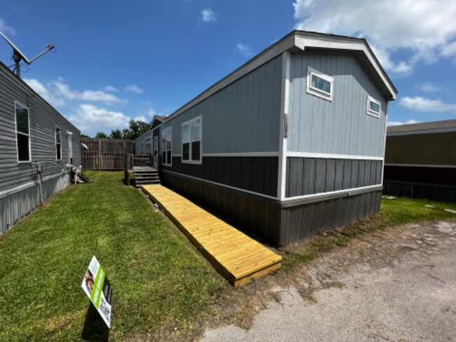 Building Photo - 18683 Tree Top Ln