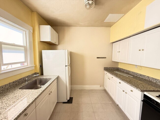 Building Photo - 442 8th St