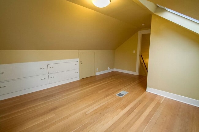 Building Photo - Beautiful Maple Leaf Home