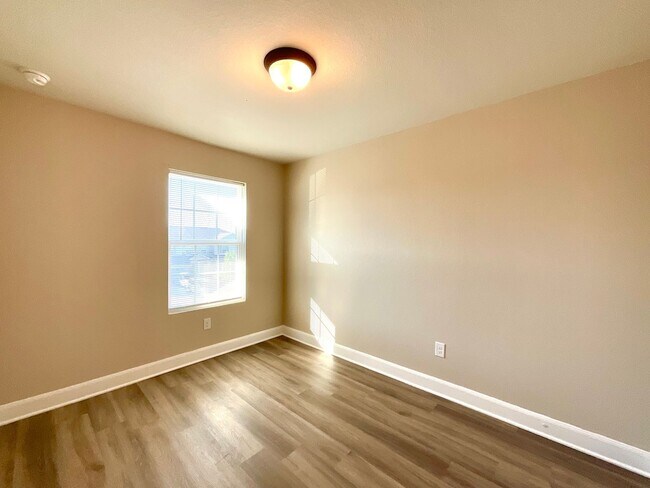 Building Photo - **APPLICATION RECEIVED** Three Bedroom Townhome in Prime Location! Close to New IKEA, I-35, Forum...