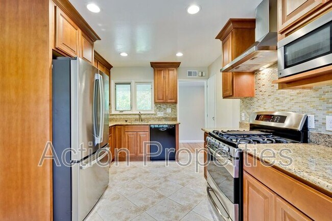 Building Photo - 834 Orange Ave