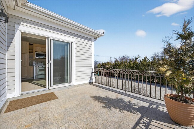 Building Photo - 24 Bayville Ave