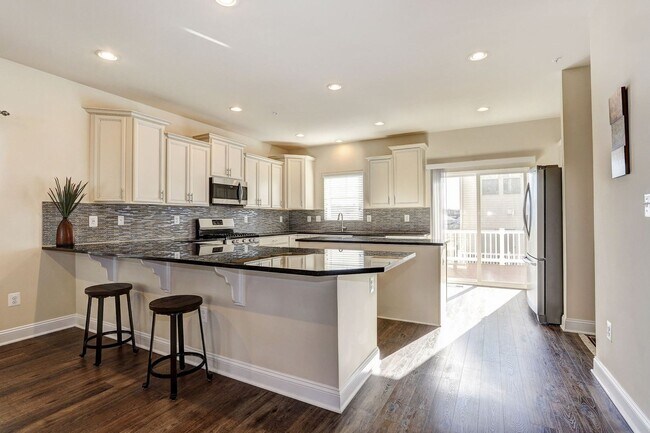 Building Photo - Massive 4 BR/2 Full BA & 2 Half BA EOG Tow...