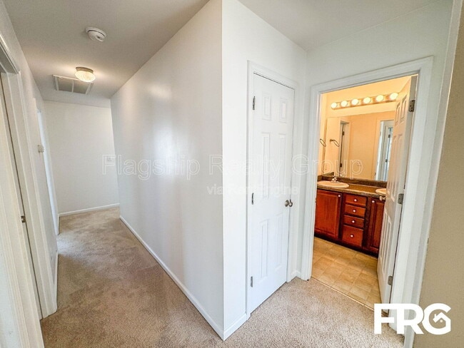 Building Photo - 1021 Jade Ln
