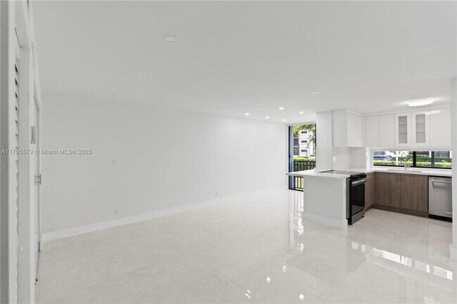 Building Photo - 17011 N Bay Rd
