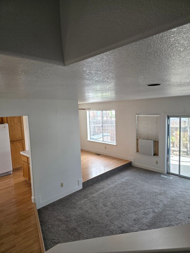 Building Photo - Townhouse Available - Cats OK