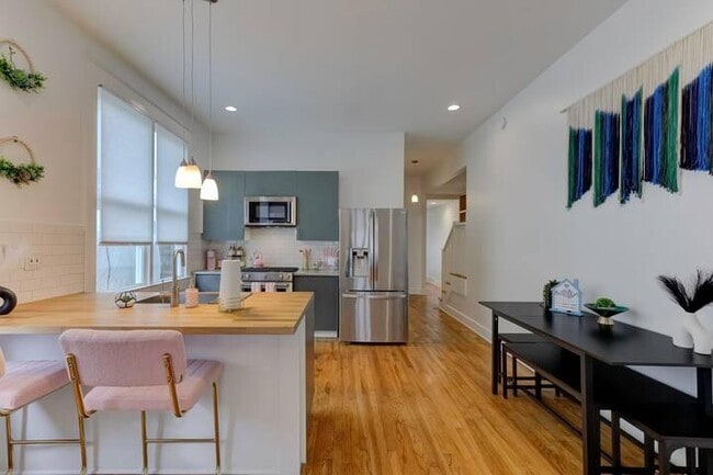 Building Photo - 2030 Young Ave