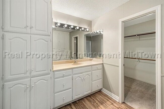 Building Photo - Charming home located in Ridglea North