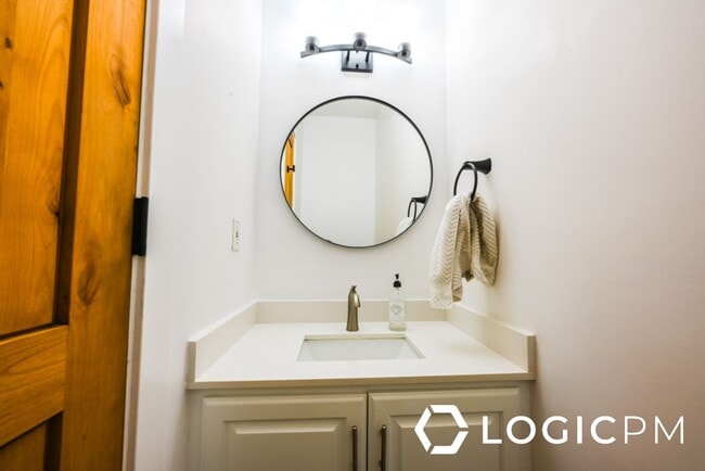 Building Photo - 1034 Lincoln Ln