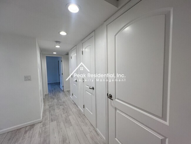 Building Photo - Updated 3bd/2ba Sacramento House