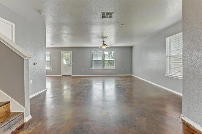 Building Photo - 5913 Silver Screen Dr