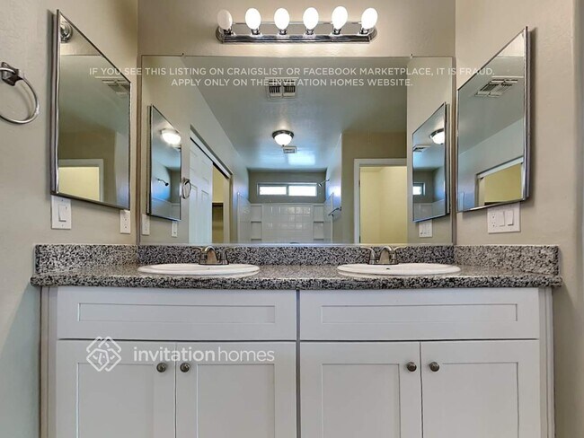 Building Photo - 1325 E Saguaro Trail