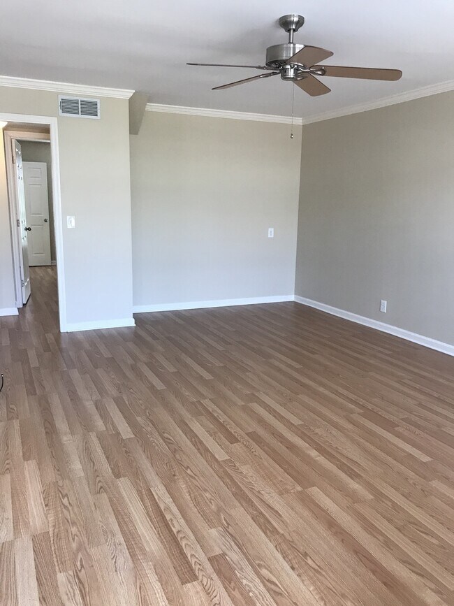 Building Photo - Bellevue Townhome 4 bedrooms 3 full baths