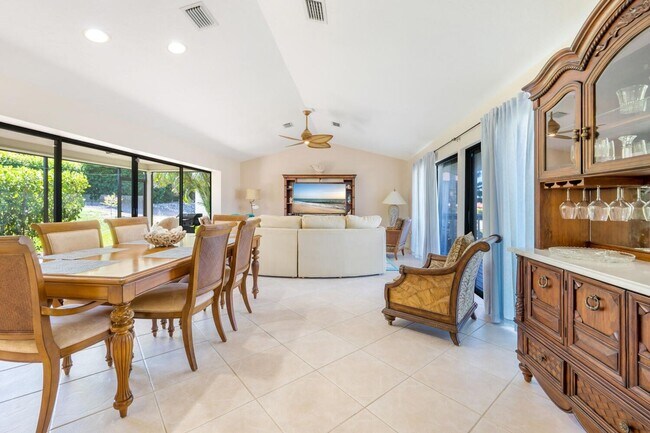 Building Photo - Hillside Home-3 bedrooms- 2 baths -2 car garage- Furnished-Available Now !