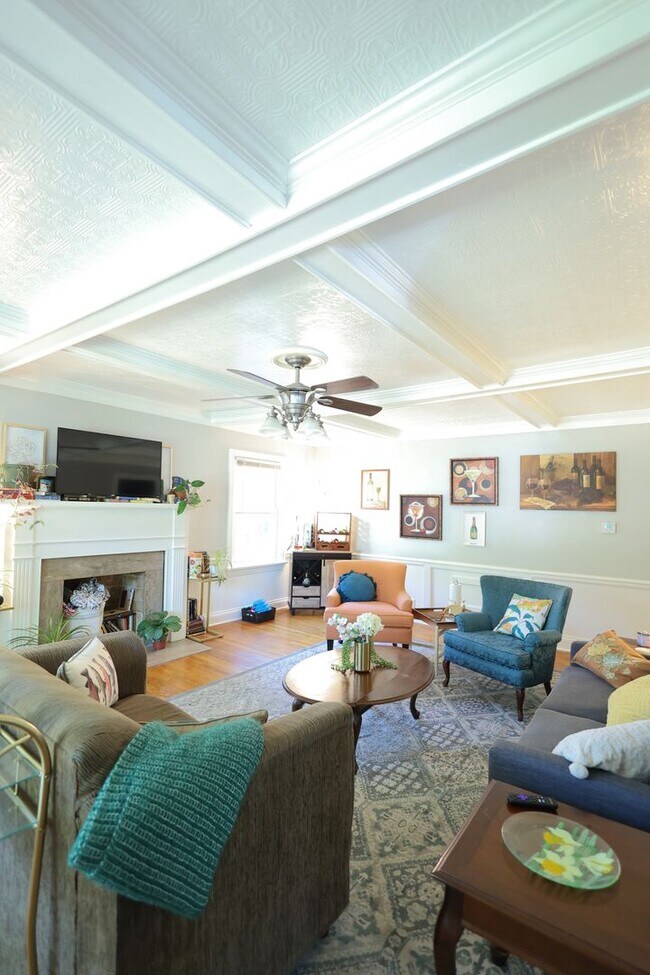 Building Photo - Beautifully Updated 4 bed house w/ fully f...