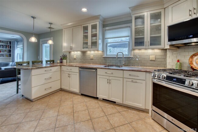 Building Photo - 9 Deborah Dr