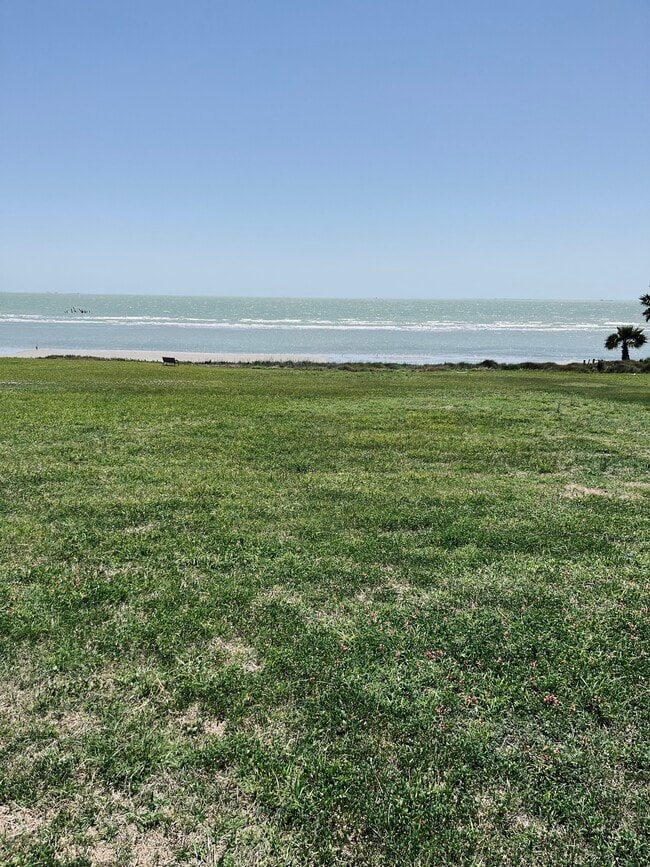 Building Photo - 120 Shore Dr