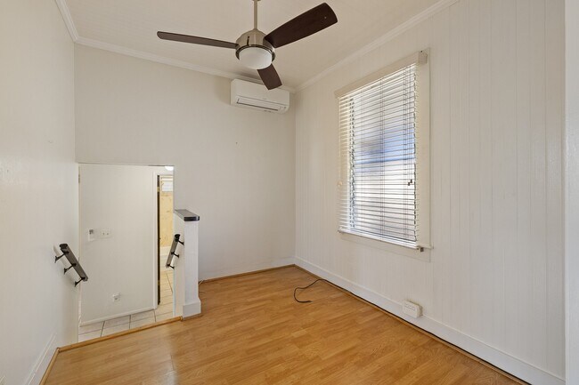 Building Photo - 3-bedroom, 2-bath single-family home with a covered porch and parking. Ideally located near Diamo...