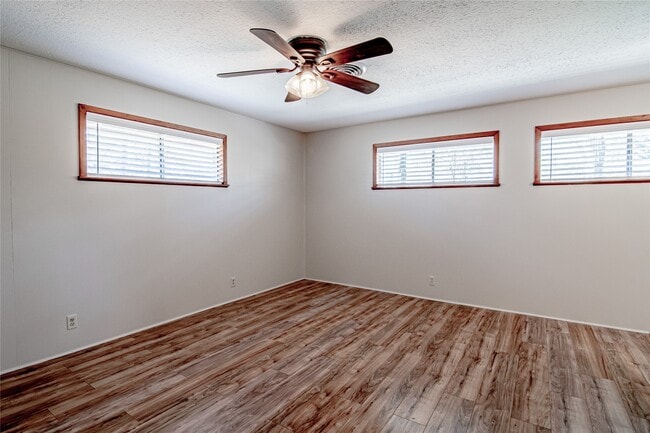 Building Photo - 365 FM247