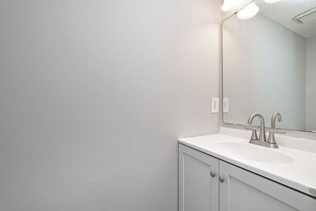 Building Photo - Sweet 4 Bedroom 2.5 Bath Home in Great Fishers Location Within Walking Distance to the Nickel Pla...