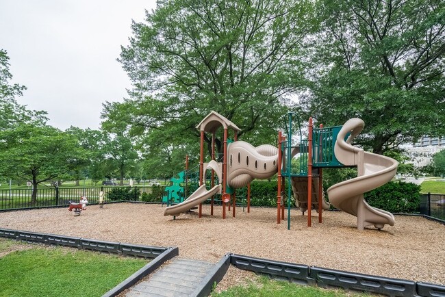 Building Photo - Spacious & Bright Junior One Bedroom at Ri...