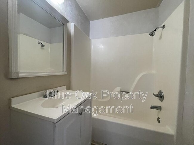 Building Photo - 524 W 1st Ave