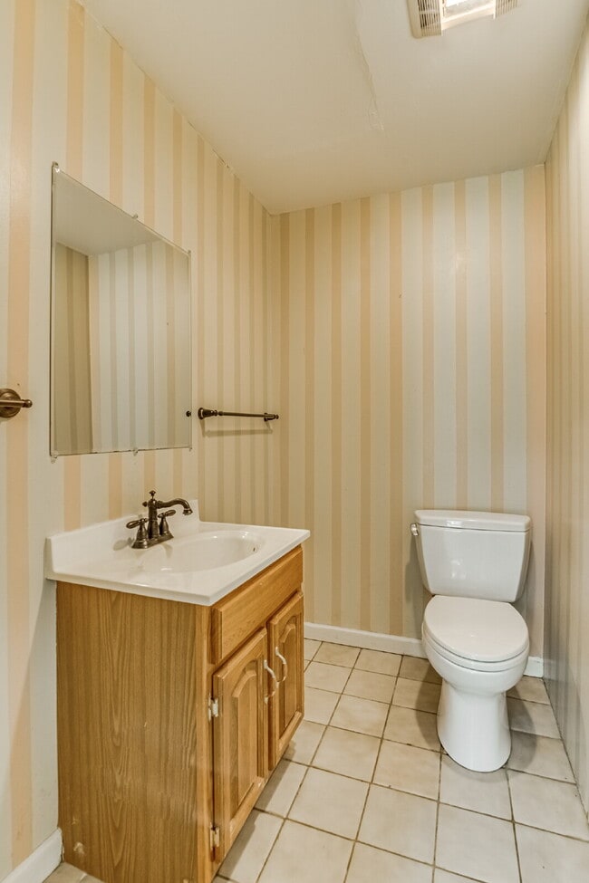 Building Photo - Modern Comfort and Convenience Await