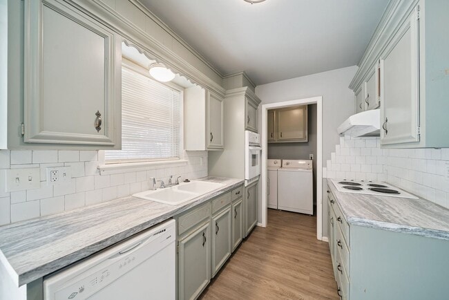 Building Photo - Adorable Home in Midtown!
