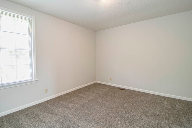 Building Photo - 814-A Golfview Pl