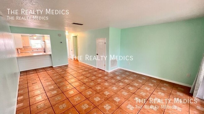 Building Photo - 1220 Villa Ln