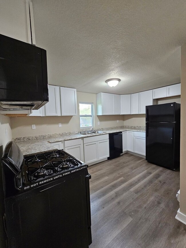Building Photo - 2 Bedroom 1 Bath Home