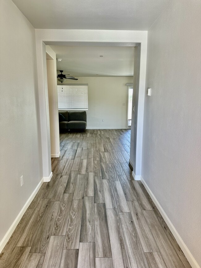 Building Photo - 677 Country Pl
