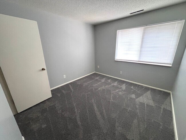 Building Photo - Charming 2-Bedroom Condo for Rent