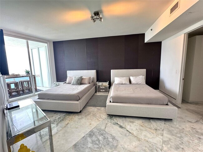 Building Photo - 16001 Collins Ave